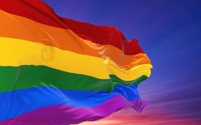 Flagge zeigen für LGBTQ+Inklusion und Verbundenheitam Arbeitsplatz zu erreichen.